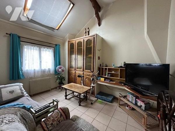 Maison de type 5 pièces, élevée sur un sous-sol partiel et édifiée sur un terrain de 394 m² (source