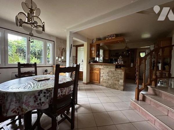 Maison de type 5 pièces, élevée sur un sous-sol partiel et édifiée sur un terrain de 394 m² (source