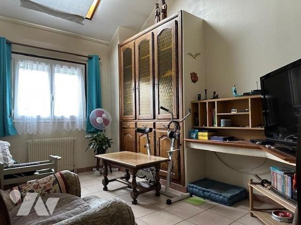 Maison de type 5 pièces, élevée sur un sous-sol partiel et édifiée sur un terrain de 394 m² (source