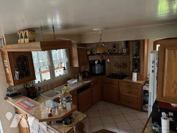 Maison de type 5 pièces, élevée sur un sous-sol partiel et édifiée sur un terrain de 394 m² (source