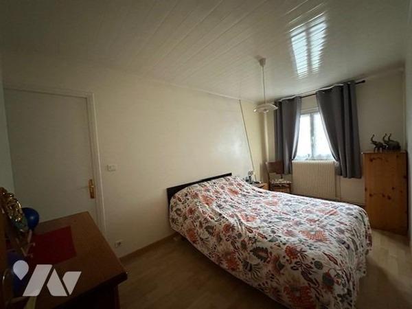 Maison de type 5 pièces, élevée sur un sous-sol partiel et édifiée sur un terrain de 394 m² (source