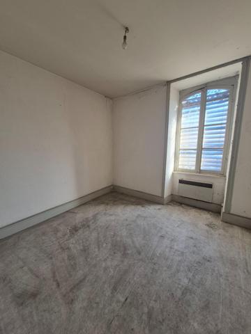 Appartement dans un Immeuble de maître – Centre-ville de Vals-les-Bains – 50 000 € SEULEMENT !