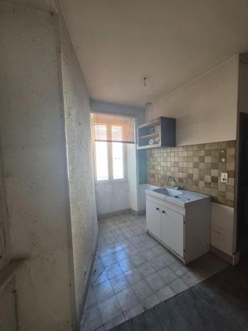 Appartement dans un Immeuble de maître – Centre-ville de Vals-les-Bains – 50 000 € SEULEMENT !