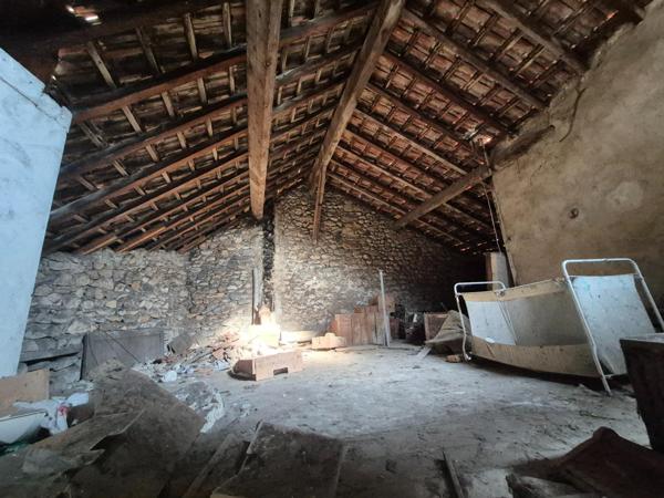 Appartement dans un Immeuble de maître – Centre-ville de Vals-les-Bains – 50 000 € SEULEMENT !