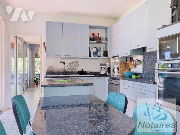 Villa d'architecte à Bouliac (33270).  

À seulement quinze minutes de la gare Saint-Jean et ...