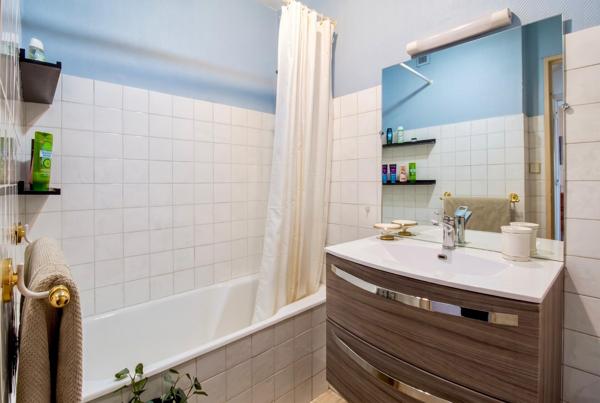 VILLEURBANNE - T3 67 m2 - BALCON - GARAGE - STATIONNEMENT - CAVE