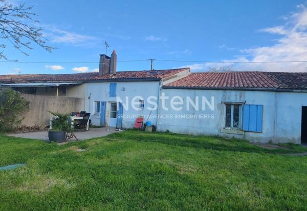 Damvix ,Maison en pierre avec dépendances attenantes et jardin clos