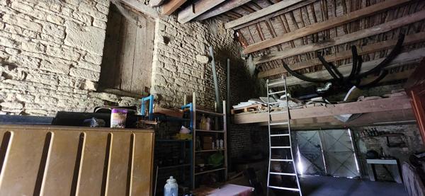 Damvix ,Maison en pierre avec dépendances attenantes et jardin clos