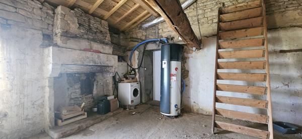 Damvix ,Maison en pierre avec dépendances attenantes et jardin clos