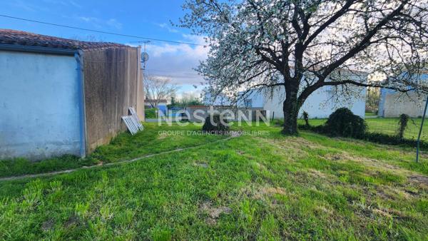 Damvix ,Maison en pierre avec dépendances attenantes et jardin clos