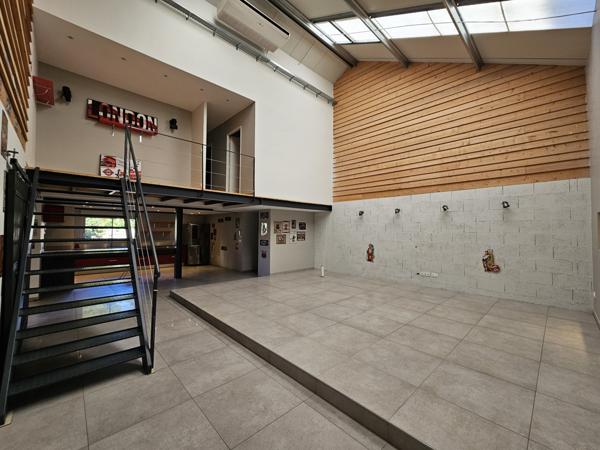 POITIERS CHILVERT Grande maison LOFT avec entrepôt, garage et jardin