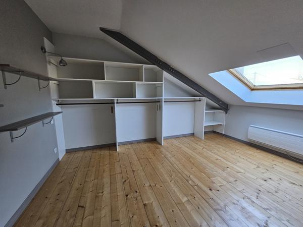 POITIERS CHILVERT Grande maison LOFT avec entrepôt, garage et jardin