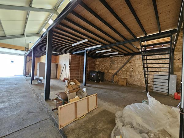 POITIERS CHILVERT Grande maison LOFT avec entrepôt, garage et jardin