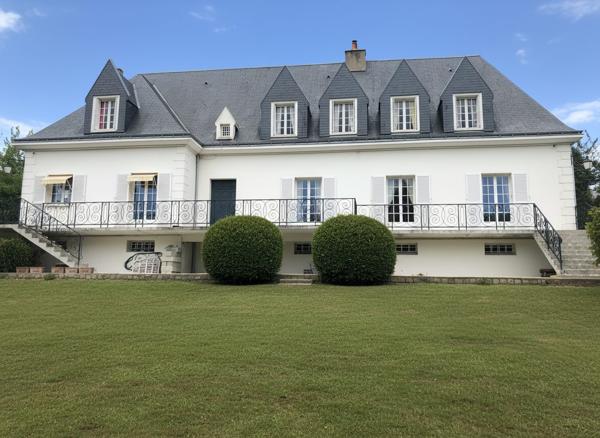 À vendre - Villa, 10 pièces située à Saint-Cyr-sur-Loire (37540)