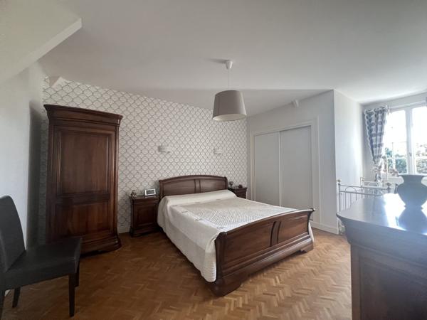 À vendre - Villa, 10 pièces située à Saint-Cyr-sur-Loire (37540)