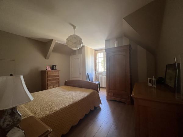 À vendre - Villa, 10 pièces située à Saint-Cyr-sur-Loire (37540)