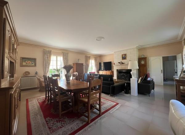 À vendre - Villa, 10 pièces située à Saint-Cyr-sur-Loire (37540)