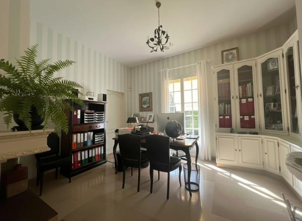 À vendre - Villa, 10 pièces située à Saint-Cyr-sur-Loire (37540)