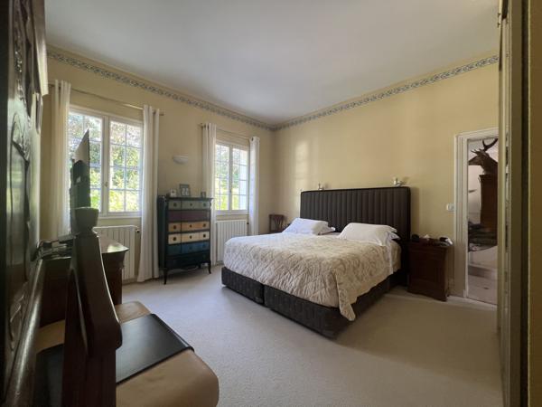 À vendre - Villa, 10 pièces située à Saint-Cyr-sur-Loire (37540)