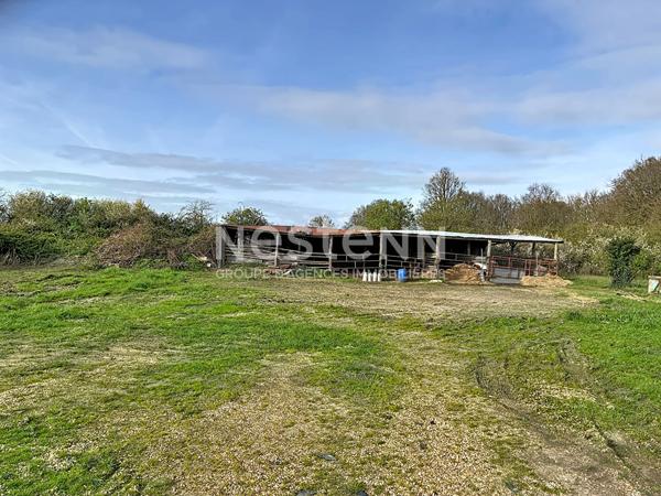Maison longère de plain-pied au calme ? combles aménageables et dépendances - Secteur de Querré