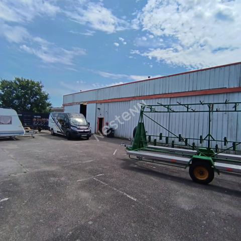 A louer entrepôt de 250m² situé à Theix proche RN 165