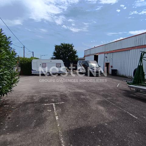 A louer entrepôt de 250m² situé à Theix proche RN 165