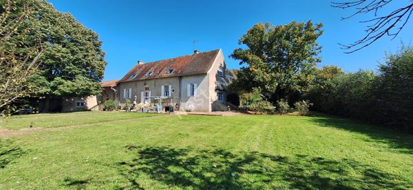 Superbe propriete de caractere, maison familiale offrant 5 chambres et un agreable terrain arbore