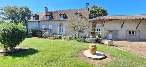 Superbe propriete de caractere, maison familiale offrant 5 chambres et un agreable terrain arbore