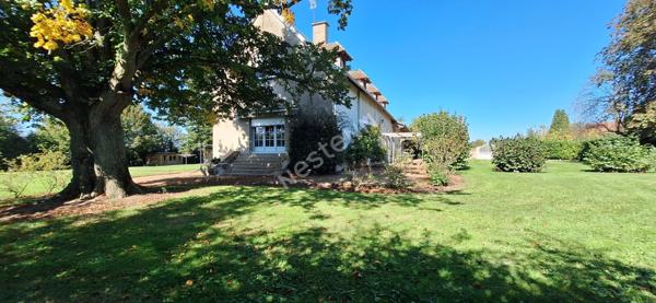 Superbe propriete de caractere, maison familiale offrant 5 chambres et un agreable terrain arbore