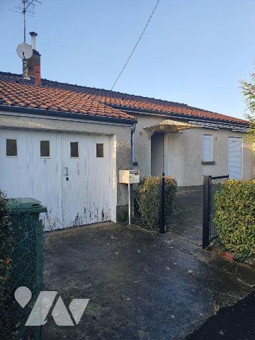 A vendre à saint Julien Les Villas maison de plain pieds comprenant une entrée avec vestiaire ,...