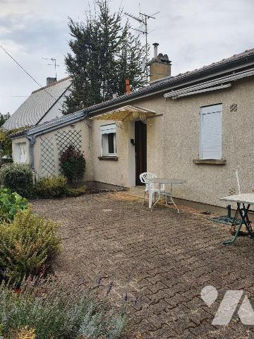 A vendre à saint Julien Les Villas maison de plain pieds comprenant une entrée avec vestiaire ,...