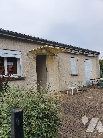 A vendre à saint Julien Les Villas maison de plain pieds comprenant une entrée avec vestiaire ,...