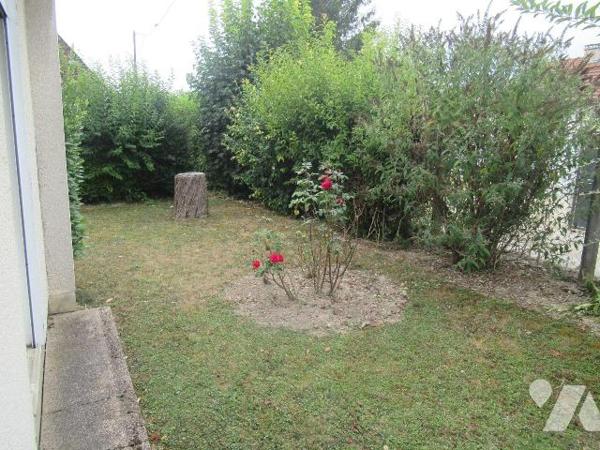 A vendre à saint Julien Les Villas maison de plain pieds comprenant une entrée avec vestiaire ,...