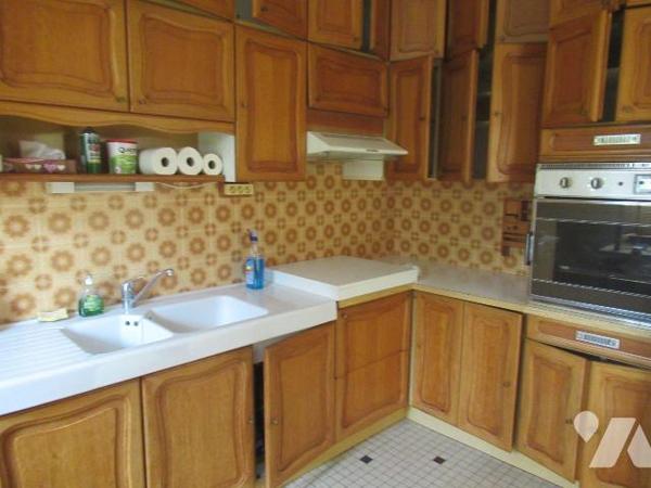 A vendre à saint Julien Les Villas maison de plain pieds comprenant une entrée avec vestiaire ,...