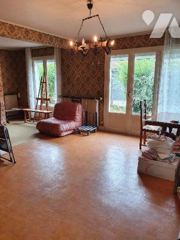 A vendre à saint Julien Les Villas maison de plain pieds comprenant une entrée avec vestiaire ,...