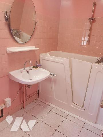 A vendre à saint Julien Les Villas maison de plain pieds comprenant une entrée avec vestiaire ,...