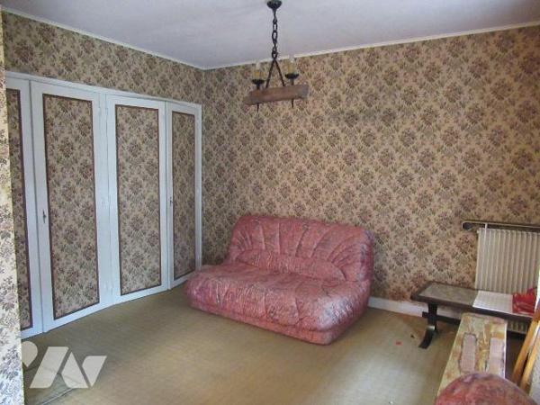 A vendre à saint Julien Les Villas maison de plain pieds comprenant une entrée avec vestiaire ,...