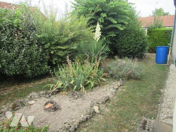 A vendre à saint Julien Les Villas maison de plain pieds comprenant une entrée avec vestiaire ,...