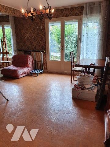 A vendre à saint Julien Les Villas maison de plain pieds comprenant une entrée avec vestiaire ,...