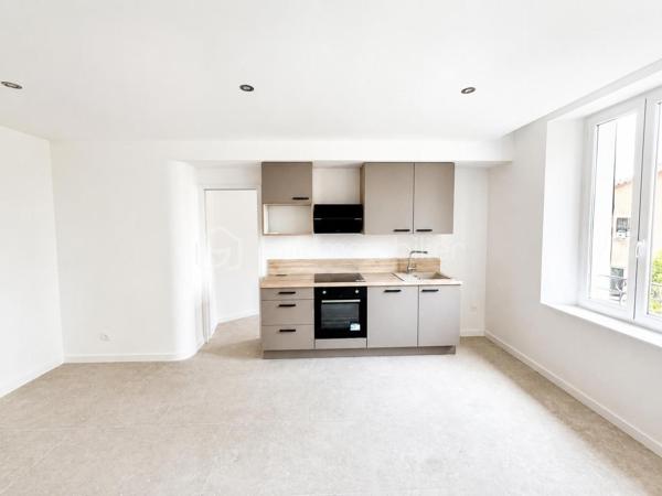 Votre conseillère Fabienne RIGAUD – BSK Immobilier vous invite à découvrir ce superbe appartement entièrement rénové avec goût, situé au 2ᵉ étage d'un immeuble sans ascenseur, au cœur de la commune très recherchée des Arcs-sur-Argens, à proximité immédiate de la gare SNCF, des écoles, des commerces et de toutes les commodités.

Dès l'entrée, vous serez séduit par une agréable pièce de vie baignée de lumière, où chaque détail a été pensé pour offrir un cadre de vie moderne et chaleureux. La cuisine ouverte, élégante et fonctionnelle, s'intègre parfaitement à l'espace de vie.

L'espace nuit accueille une belle chambre sublimée par une verrière contemporaine, apportant charme et caractère..

La salle d'eau, entièrement rénovée, dispose d'une magnifique douche à l'italienne, d'une double vasque et de WC.

Un grenier privatif situé dans les combles complète ce bien, offrant un espace de rangement très appréciable.

Les atouts de ce bien :
Appartement entièrement rénové avec des matériaux de qualité
Climatisation réversible
Double vitrage
Portes à galandage
Cuisine ouverte moderne
Chambre avec verrière 
Salle d'eau avec douche à l'italienne et double vasque
Grenier privatif
Aucun travaux à prévoir
Charges annuelles 180 euros seulement.
Gare, commerces, écoles et services accessibles rapidement
Commune dynamique et très prisée pour sa qualité de vie et sa situation géographique.

Un appartement clé en main, idéal pour un premier achat, un pied-à-terre ou un investissement locatif.

Un véritable coup de cœur vous attend !

📞 N'attendez plus pour organiser votre visite, contactez Fabienne au 06 60 81 38 06  ou par email : f.rigaud@bskimmobilier.com