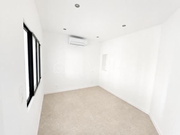 Votre conseillère Fabienne RIGAUD – BSK Immobilier vous invite à découvrir ce superbe appartement entièrement rénové avec goût, situé au 2ᵉ étage d'un immeuble sans ascenseur, au cœur de la commune très recherchée des Arcs-sur-Argens, à proximité immédiate de la gare SNCF, des écoles, des commerces et de toutes les commodités.

Dès l'entrée, vous serez séduit par une agréable pièce de vie baignée de lumière, où chaque détail a été pensé pour offrir un cadre de vie moderne et chaleureux. La cuisine ouverte, élégante et fonctionnelle, s'intègre parfaitement à l'espace de vie.

L'espace nuit accueille une belle chambre sublimée par une verrière contemporaine, apportant charme et caractère..

La salle d'eau, entièrement rénovée, dispose d'une magnifique douche à l'italienne, d'une double vasque et de WC.

Un grenier privatif situé dans les combles complète ce bien, offrant un espace de rangement très appréciable.

Les atouts de ce bien :
Appartement entièrement rénové avec des matériaux de qualité
Climatisation réversible
Double vitrage
Portes à galandage
Cuisine ouverte moderne
Chambre avec verrière 
Salle d'eau avec douche à l'italienne et double vasque
Grenier privatif
Aucun travaux à prévoir
Charges annuelles 180 euros seulement.
Gare, commerces, écoles et services accessibles rapidement
Commune dynamique et très prisée pour sa qualité de vie et sa situation géographique.

Un appartement clé en main, idéal pour un premier achat, un pied-à-terre ou un investissement locatif.

Un véritable coup de cœur vous attend !

📞 N'attendez plus pour organiser votre visite, contactez Fabienne au 06 60 81 38 06  ou par email : f.rigaud@bskimmobilier.com