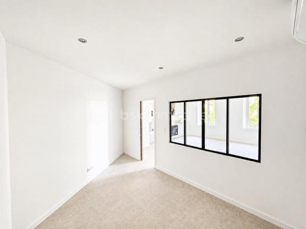 Votre conseillère Fabienne RIGAUD – BSK Immobilier vous invite à découvrir ce superbe appartement entièrement rénové avec goût, situé au 2ᵉ étage d'un immeuble sans ascenseur, au cœur de la commune très recherchée des Arcs-sur-Argens, à proximité immédiate de la gare SNCF, des écoles, des commerces et de toutes les commodités.

Dès l'entrée, vous serez séduit par une agréable pièce de vie baignée de lumière, où chaque détail a été pensé pour offrir un cadre de vie moderne et chaleureux. La cuisine ouverte, élégante et fonctionnelle, s'intègre parfaitement à l'espace de vie.

L'espace nuit accueille une belle chambre sublimée par une verrière contemporaine, apportant charme et caractère..

La salle d'eau, entièrement rénovée, dispose d'une magnifique douche à l'italienne, d'une double vasque et de WC.

Un grenier privatif situé dans les combles complète ce bien, offrant un espace de rangement très appréciable.

Les atouts de ce bien :
Appartement entièrement rénové avec des matériaux de qualité
Climatisation réversible
Double vitrage
Portes à galandage
Cuisine ouverte moderne
Chambre avec verrière 
Salle d'eau avec douche à l'italienne et double vasque
Grenier privatif
Aucun travaux à prévoir
Charges annuelles 180 euros seulement.
Gare, commerces, écoles et services accessibles rapidement
Commune dynamique et très prisée pour sa qualité de vie et sa situation géographique.

Un appartement clé en main, idéal pour un premier achat, un pied-à-terre ou un investissement locatif.

Un véritable coup de cœur vous attend !

📞 N'attendez plus pour organiser votre visite, contactez Fabienne au 06 60 81 38 06  ou par email : f.rigaud@bskimmobilier.com
