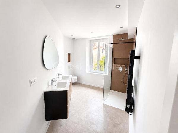 Votre conseillère Fabienne RIGAUD – BSK Immobilier vous invite à découvrir ce superbe appartement entièrement rénové avec goût, situé au 2ᵉ étage d'un immeuble sans ascenseur, au cœur de la commune très recherchée des Arcs-sur-Argens, à proximité immédiate de la gare SNCF, des écoles, des commerces et de toutes les commodités.

Dès l'entrée, vous serez séduit par une agréable pièce de vie baignée de lumière, où chaque détail a été pensé pour offrir un cadre de vie moderne et chaleureux. La cuisine ouverte, élégante et fonctionnelle, s'intègre parfaitement à l'espace de vie.

L'espace nuit accueille une belle chambre sublimée par une verrière contemporaine, apportant charme et caractère..

La salle d'eau, entièrement rénovée, dispose d'une magnifique douche à l'italienne, d'une double vasque et de WC.

Un grenier privatif situé dans les combles complète ce bien, offrant un espace de rangement très appréciable.

Les atouts de ce bien :
Appartement entièrement rénové avec des matériaux de qualité
Climatisation réversible
Double vitrage
Portes à galandage
Cuisine ouverte moderne
Chambre avec verrière 
Salle d'eau avec douche à l'italienne et double vasque
Grenier privatif
Aucun travaux à prévoir
Charges annuelles 180 euros seulement.
Gare, commerces, écoles et services accessibles rapidement
Commune dynamique et très prisée pour sa qualité de vie et sa situation géographique.

Un appartement clé en main, idéal pour un premier achat, un pied-à-terre ou un investissement locatif.

Un véritable coup de cœur vous attend !

📞 N'attendez plus pour organiser votre visite, contactez Fabienne au 06 60 81 38 06  ou par email : f.rigaud@bskimmobilier.com