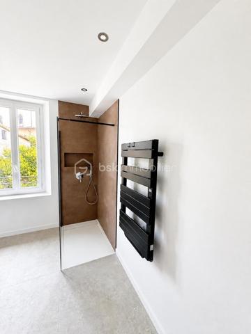 Votre conseillère Fabienne RIGAUD – BSK Immobilier vous invite à découvrir ce superbe appartement entièrement rénové avec goût, situé au 2ᵉ étage d'un immeuble sans ascenseur, au cœur de la commune très recherchée des Arcs-sur-Argens, à proximité immédiate de la gare SNCF, des écoles, des commerces et de toutes les commodités.

Dès l'entrée, vous serez séduit par une agréable pièce de vie baignée de lumière, où chaque détail a été pensé pour offrir un cadre de vie moderne et chaleureux. La cuisine ouverte, élégante et fonctionnelle, s'intègre parfaitement à l'espace de vie.

L'espace nuit accueille une belle chambre sublimée par une verrière contemporaine, apportant charme et caractère..

La salle d'eau, entièrement rénovée, dispose d'une magnifique douche à l'italienne, d'une double vasque et de WC.

Un grenier privatif situé dans les combles complète ce bien, offrant un espace de rangement très appréciable.

Les atouts de ce bien :
Appartement entièrement rénové avec des matériaux de qualité
Climatisation réversible
Double vitrage
Portes à galandage
Cuisine ouverte moderne
Chambre avec verrière 
Salle d'eau avec douche à l'italienne et double vasque
Grenier privatif
Aucun travaux à prévoir
Charges annuelles 180 euros seulement.
Gare, commerces, écoles et services accessibles rapidement
Commune dynamique et très prisée pour sa qualité de vie et sa situation géographique.

Un appartement clé en main, idéal pour un premier achat, un pied-à-terre ou un investissement locatif.

Un véritable coup de cœur vous attend !

📞 N'attendez plus pour organiser votre visite, contactez Fabienne au 06 60 81 38 06  ou par email : f.rigaud@bskimmobilier.com