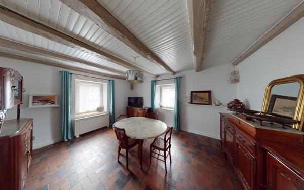 Immeuble à vendre    8 pièces • 201 m2 Essert