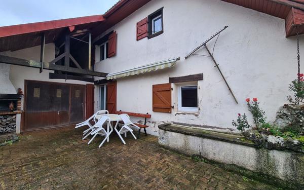 Immeuble à vendre    8 pièces • 201 m2 Essert