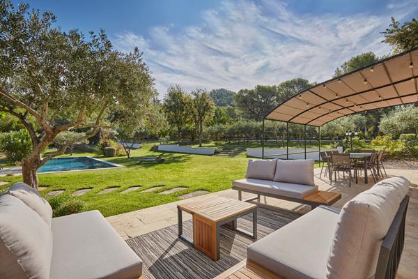 Propriété Rognes 6 pièces 230 m2 avec piscine, carport, garage et studio indépendant. sur 4800m² de terrain !