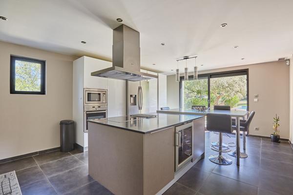 Propriété Rognes 6 pièces 230 m2 avec piscine, carport, garage et studio indépendant. sur 4800m² de terrain !