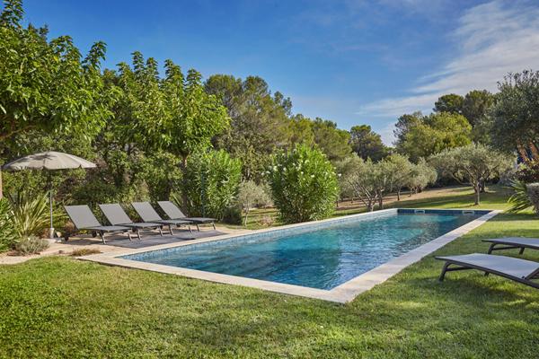 Propriété Rognes 6 pièces 230 m2 avec piscine, carport, garage et studio indépendant. sur 4800m² de terrain !