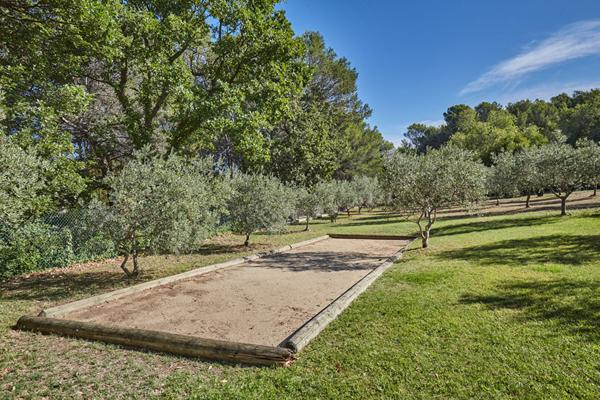 Propriété Rognes 6 pièces 230 m2 avec piscine, carport, garage et studio indépendant. sur 4800m² de terrain !